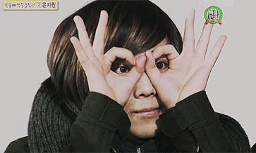 用手做一个眼镜看一看