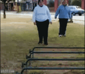胖子女人玩跳杆摔跤
