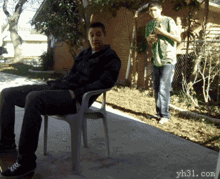 从后偷袭别人，反倒害了自己