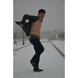 不怕冷在雪地里跳骑马舞的男人