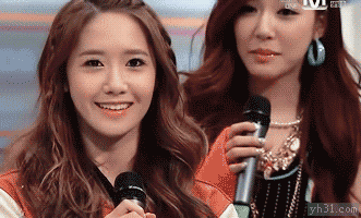 两个美女哈哈大笑