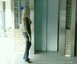 电梯里的浓烟吓坏女人