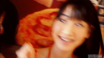 笑嘻嘻的美女晃来晃去