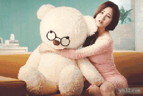 漂亮的女人爱小熊