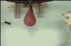 搞笑的拳靶反弹打到人脸上