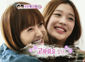 好姐妹开心的抱在一起