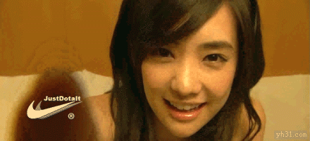 可爱女生用手指戳屏幕