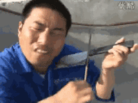 佯装拉二胡的猥琐男人