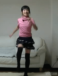 在家自由跳舞的小女孩