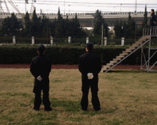 向火车和小狗指引方向