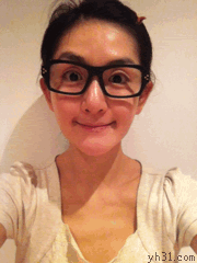 戴眼镜的搞怪女人