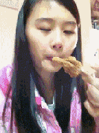 可爱女孩啃鸡腿