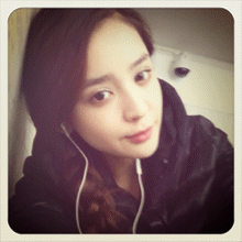 可爱美女举手扮萌