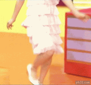 左右摇晃着出场的女生