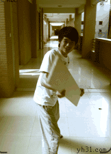 拿着木板当棍玩的二逼学生