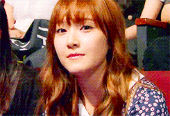 可爱的女人摆手指