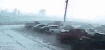 龙卷风袭击停车场