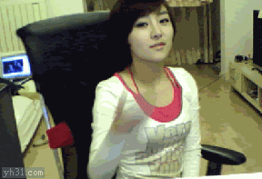 美女对着摄像头送吻