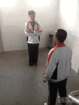 不厚道啊，身后藏这么多人