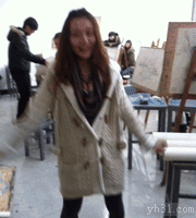 在教室里犯二的女同学