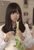 吃生芹菜的女孩
