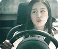 一边开车，一边唱歌的女人