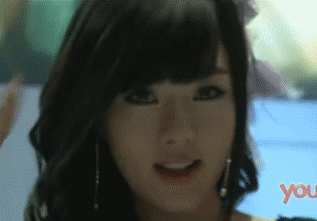 美女不太标准的敬礼动作