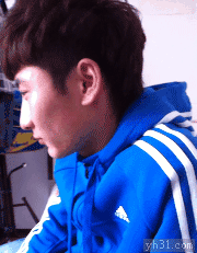 做搞怪眼神的男生