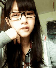 做鬼脸的眼镜妹子