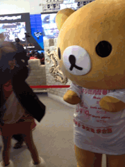 小熊被女人一把推开