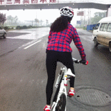 女生骑车也可以这么拽
