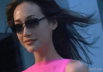 戴墨镜的美丽女人