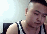 对着镜头送吻的男人 