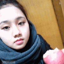 大口啃苹果的小美女