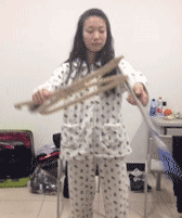 在家练习拉小提琴的女人