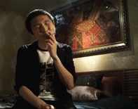 在家抽烟的二货男青年