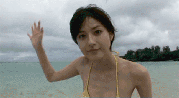美女在海边打招呼