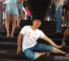 坐在地上犯二的男人