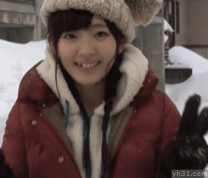 妹纸在雪地里留影