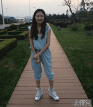 跳骑马舞的疯癫女生