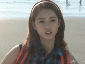 美女拿数码相机给你照相