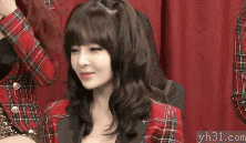 美女表演搞怪的神情
