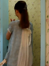 在镜头前臭美的女人