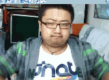 扮萌的肥仔眼镜男