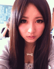 妹子用力嘟嘴巴
