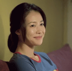 妹子笑着做剪刀手