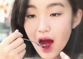 细细品尝东西的女生