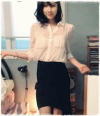 在家欢快起舞的女人