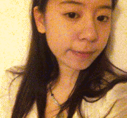 扯耳朵的女生做怪相