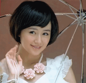 打伞的美女秀笑容